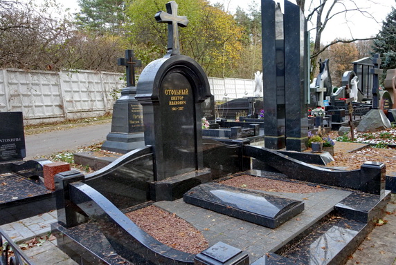 Памятник в форме простой арки из чёрного гранита