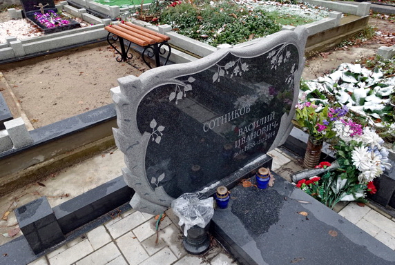 Широкий гранитный памятник с деревьями по краям
